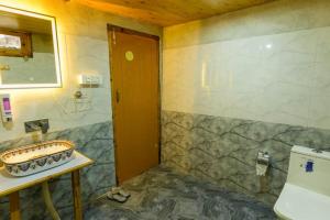 Western Trapogan Cottage in Thirthan Valley