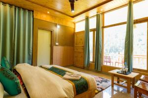 Western Trapogan Cottage in Thirthan Valley