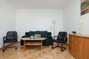 Charming Apartment in a Quiet Neighborhood with Parking and a Balcony by Noclegi Renters