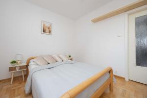 Charming Apartment in a Quiet Neighborhood with Parking and a Balcony by Noclegi Renters