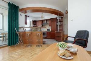 Charming Apartment in a Quiet Neighborhood with Parking and a Balcony by Noclegi Renters
