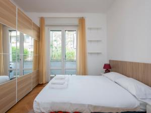 I-Host Bright Apt for 5 with Balconies