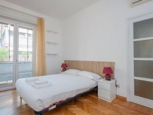 I-Host Bright Apt for 5 with Balconies