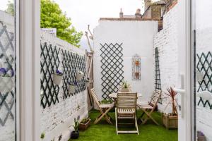 Unique 2BDR with private Patio in Battersea