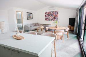 Les Suites du Parc - Appartement dexception au dernier étage avec une grande terrasse vue mer de 2 chambres face au parc Simone Veil à 2 minutes des halles