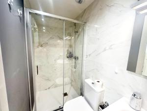 A505 Modern Apartment with Private Terraces