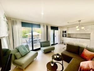 A505 Modern Apartment with Private Terraces
