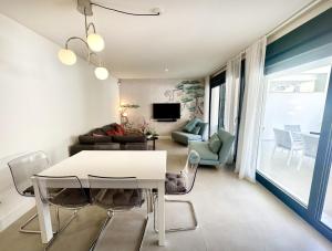 A505 Modern Apartment with Private Terraces