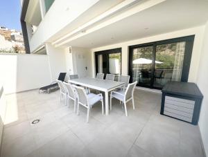 A505 Modern Apartment with Private Terraces