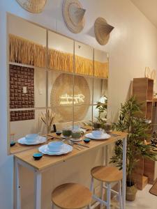 Stylish Boho 1BR condo near MOA with Pool View 4pax