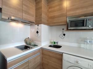 1 minute to the subway entrance Mrt Huai Khwang Most cozy room in this city central The condo has an infinity swimming pool and gym on the top floor