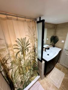 Studio cosy indépendant avec kitchenette et jardinet, proche Paris