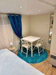 Studio cosy indépendant avec kitchenette et jardinet, proche Paris
