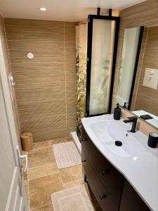 Studio cosy indépendant avec kitchenette et jardinet, proche Paris