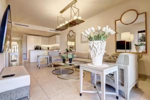 044 Luxury 3 Bed Terraced Apt Near La Cala Beach