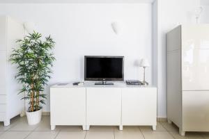 A&N Seafront Terrace & Pool Apartment