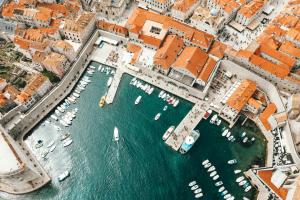 Amoret Apartments