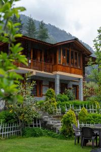 8fold by Larisa, Jibhi