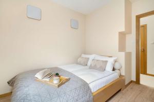 Functional & Modern Apartment with Parking and Balcony by Noclegi Renters