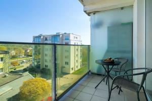 Functional & Modern Apartment with Parking and Balcony by Noclegi Renters