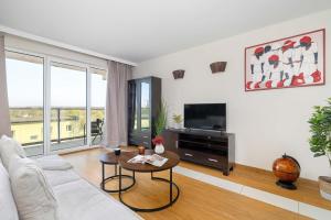 Functional & Modern Apartment with Parking and Balcony by Noclegi Renters