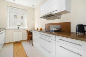 Functional & Modern Apartment with Parking and Balcony by Noclegi Renters