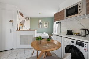 Renovated studio apartment, 2 steps from the metro
