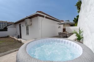 HostWise - Traditional House with Terrace