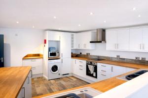 Luxury 4BR Executive Lodge with 4 Private Suites and Private Parking