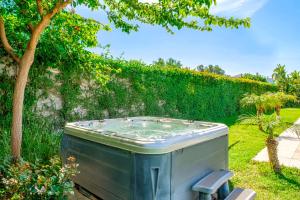 Villa Awzel Luxury Private Hot Tub, Swimming Pool & Steam Room