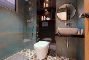 Modern 1BHK in Candolim with Pool & Gym near the Beach by HIREAVILLA