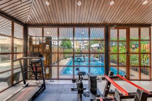 Modern 1BHK in Candolim with Pool & Gym near the Beach by HIREAVILLA