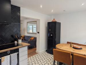 Central Cute Garden Cottage Close to Town & Beach
