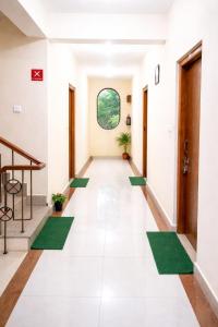 Hotel Avlokan - Near Kainchi Dham Mandir
