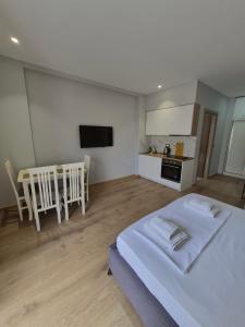 Guest - SEA BREEZE - Modern Studios
