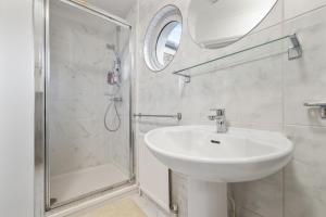 City Centre 3-Bed Flat with Lift and Roof Terrace