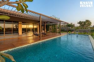 StayVista at Bohemian with Infinity Pool, Lawn