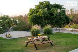 StayVista at Bohemian with Infinity Pool, Lawn