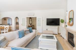 Luxury Villa, Heated pool, Next to the beach