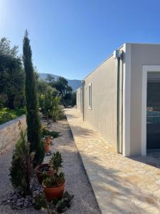 Contemporary villa with pool and sea view
