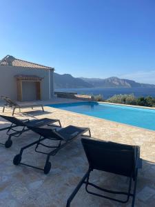 Contemporary villa with pool and sea view