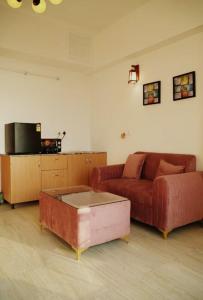 1 bhk luxury apartment at Spectrum Mall with Swimming Pool - Ghumloo