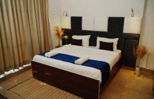 1 bhk luxury apartment at Spectrum Mall with Swimming Pool - Ghumloo