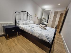 Modern cosy chic Croydon apartment - perfect for couples, families and contractors