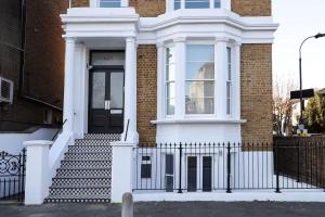 2BR Designer Apartment with Patio & Dining Space