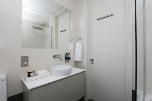 2BR Designer Apartment with Patio & Dining Space