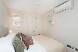 2BR Designer Apartment with Patio & Dining Space