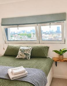 Executive 2-bed Penthouse with View- 15mins to Victoria Station