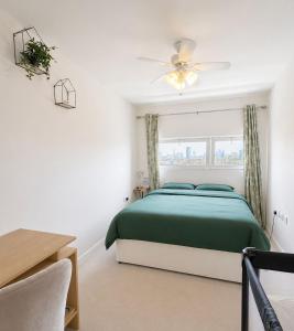 Executive 2-bed Penthouse with View- 15mins to Victoria Station