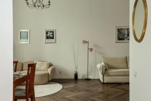 Authentic Old Riga Heritage, 2BR, Grand Ceilings